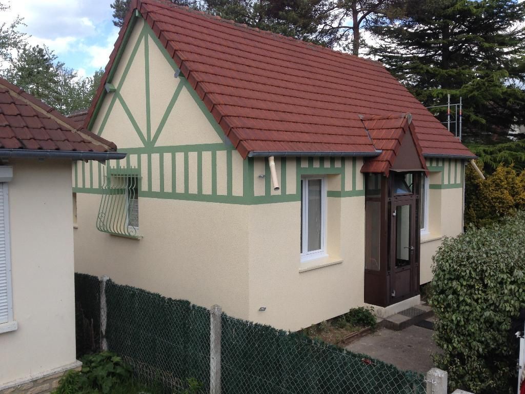 Façade rénovée avec décoration de peinture verte