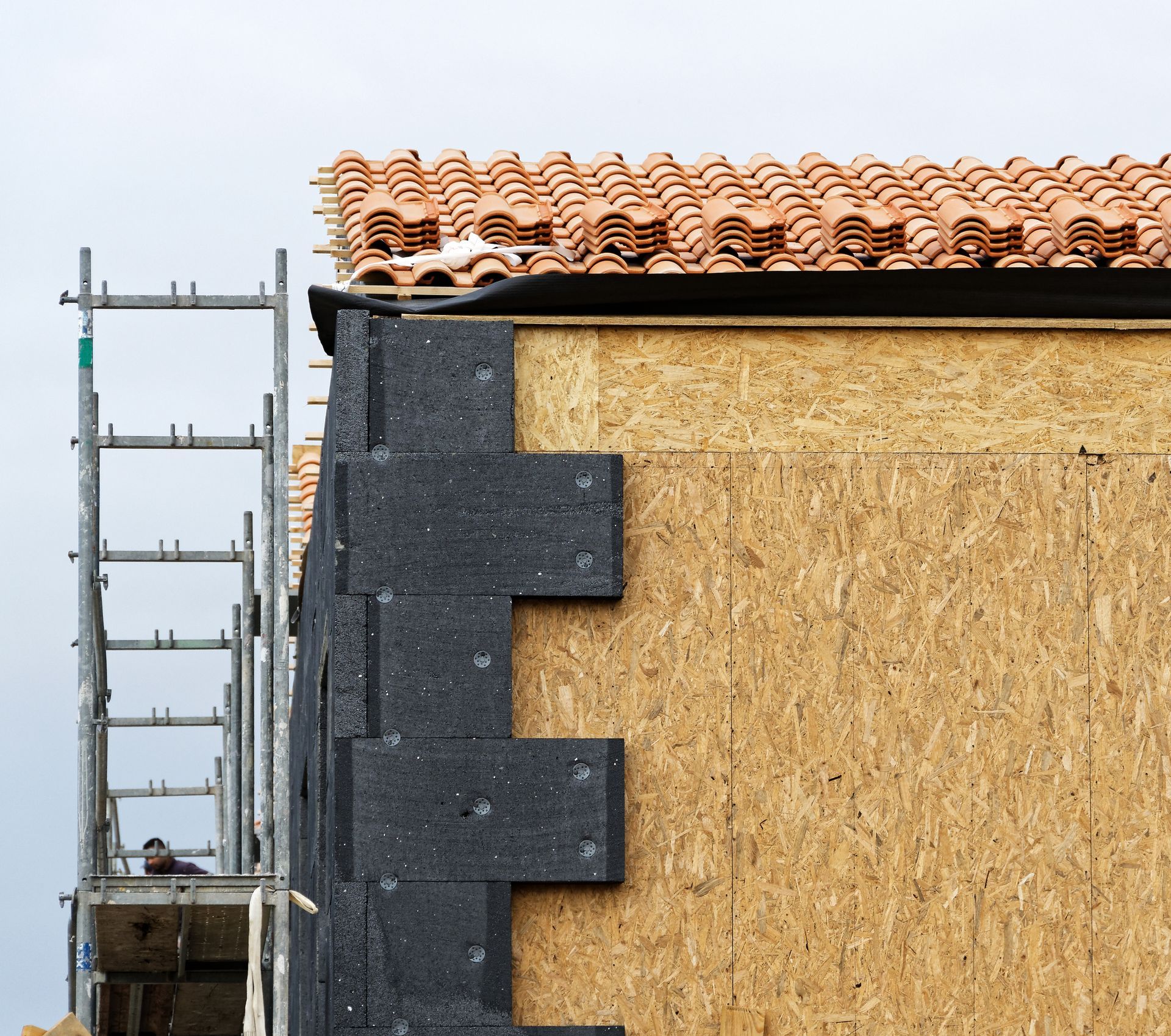 Maison en train d'être isolée avec du polystyrène