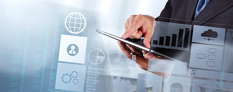 Persona de negocios usando una tableta con iconos de interfaz de computación en la nube sobre un fondo digital azul.