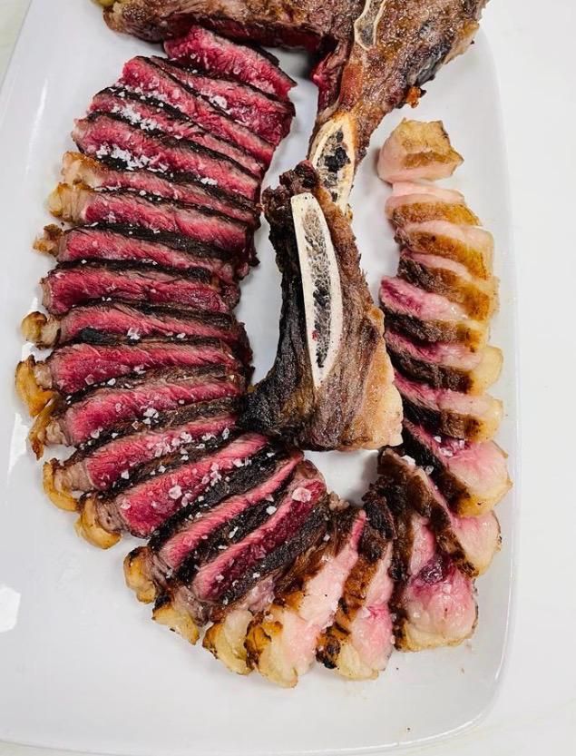 Un filete de chuletón con hueso, cortado en rodajas y cocinado al punto, con el centro rojo y poco hecho