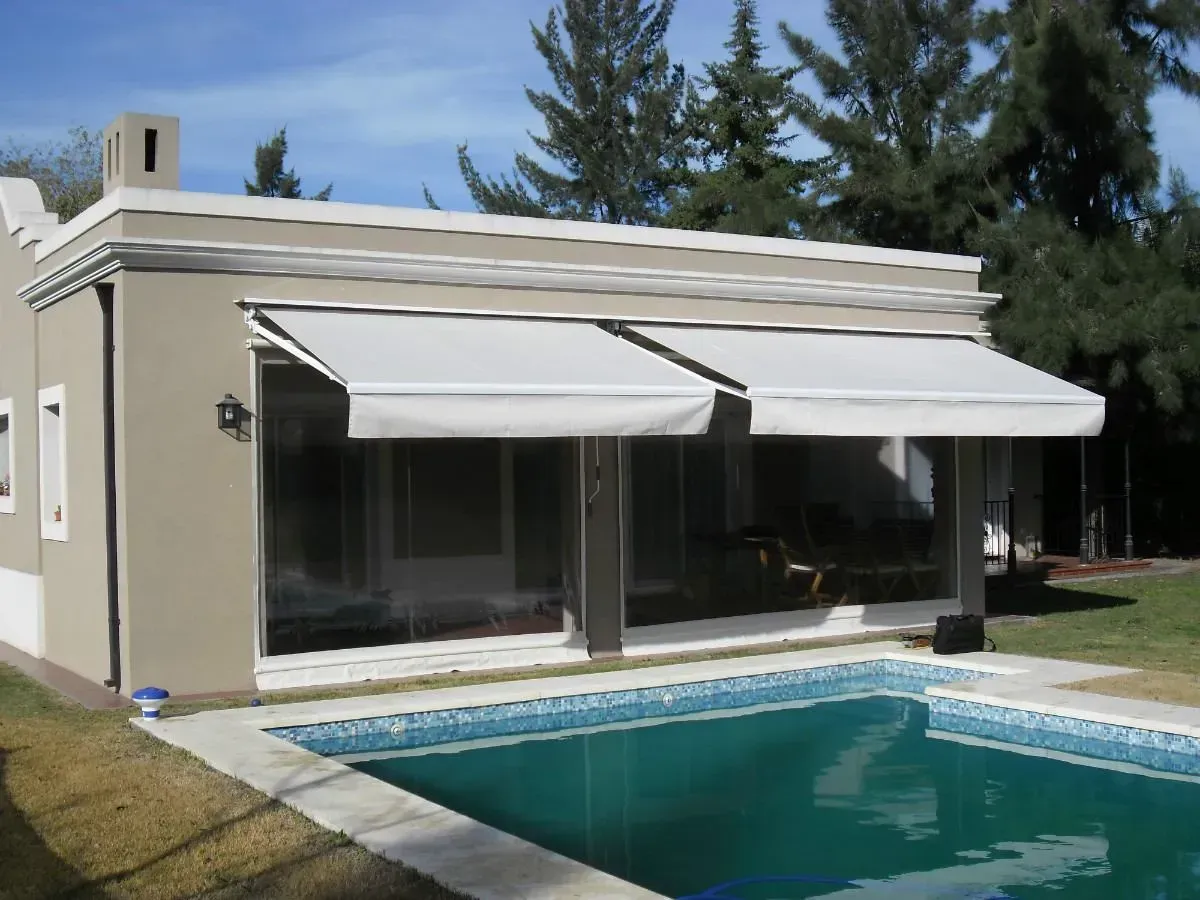 Una casa con piscina delante