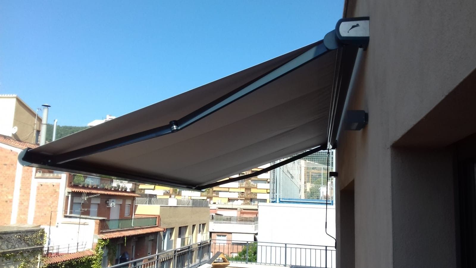 Un gran toldo cuelga del costado de un edificio.