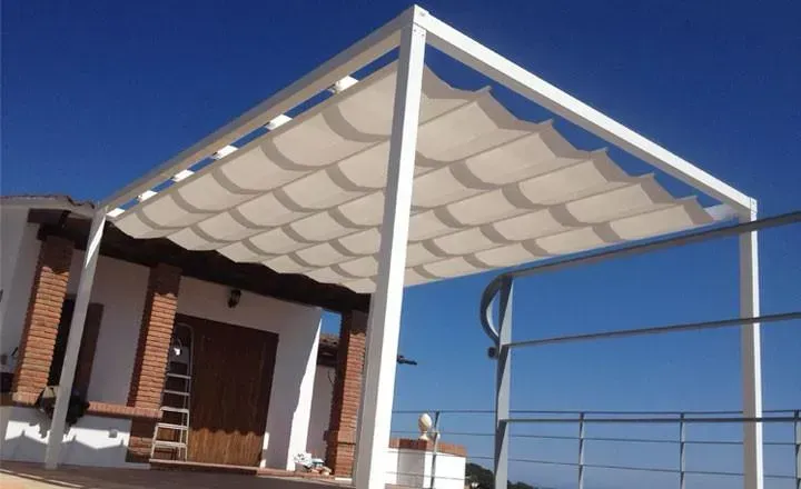 Una pérgola blanca con un cielo azul al fondo.