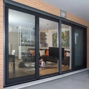 Una sala de estar con una puerta corrediza de vidrio y un mosquitero.