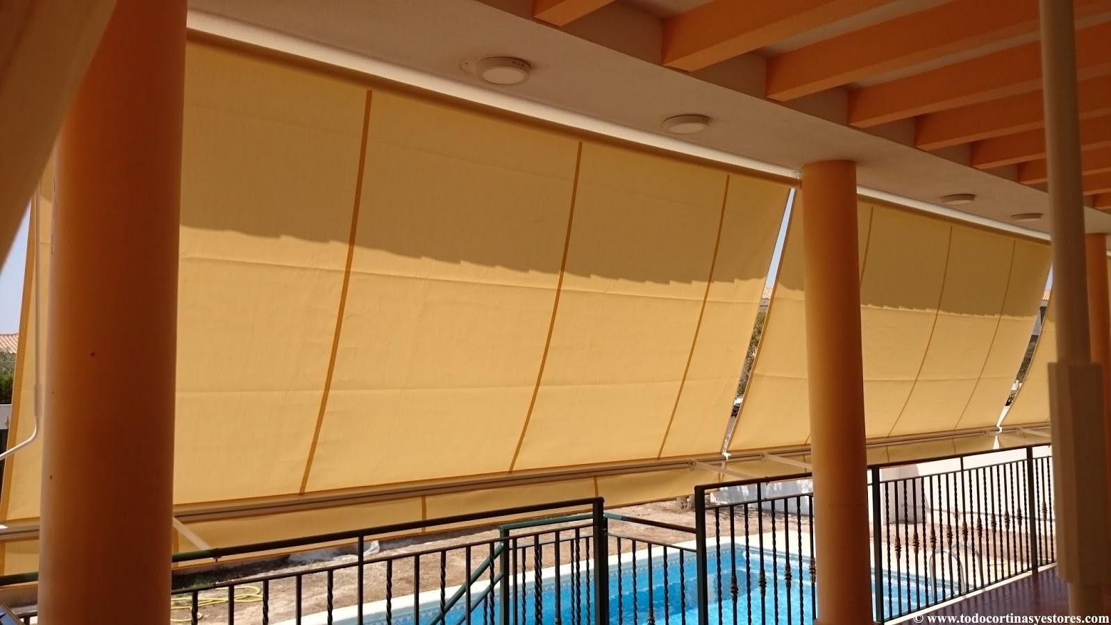 Un balcón con una piscina al fondo.