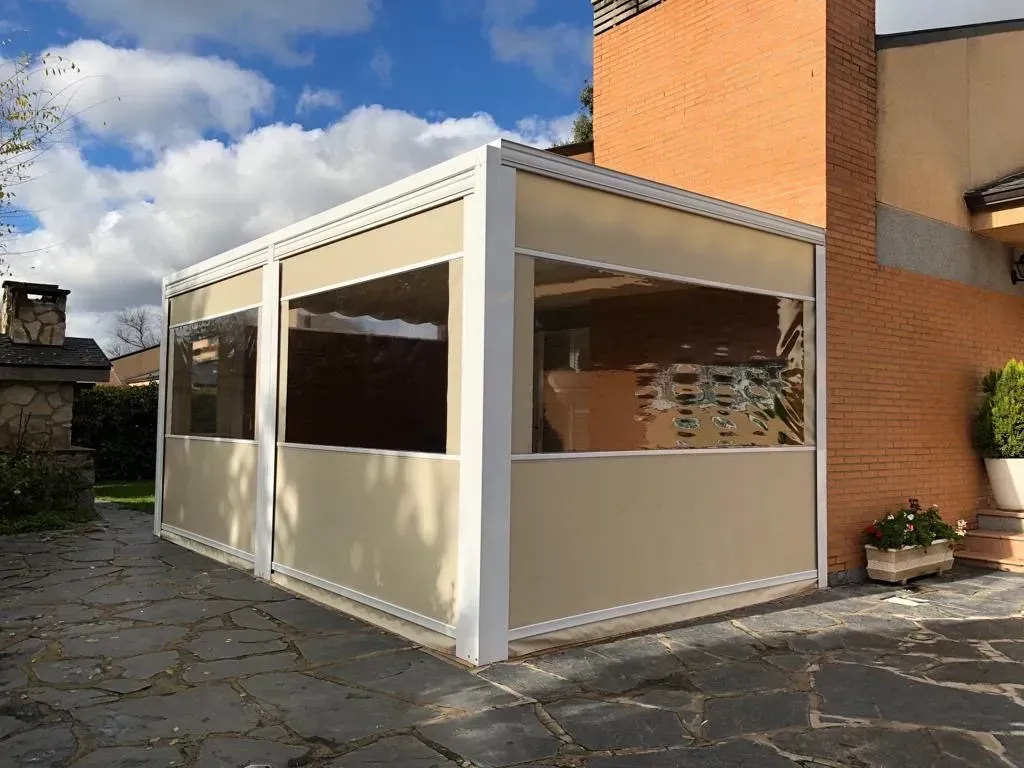 Un edificio con muchas ventanas a los lados.