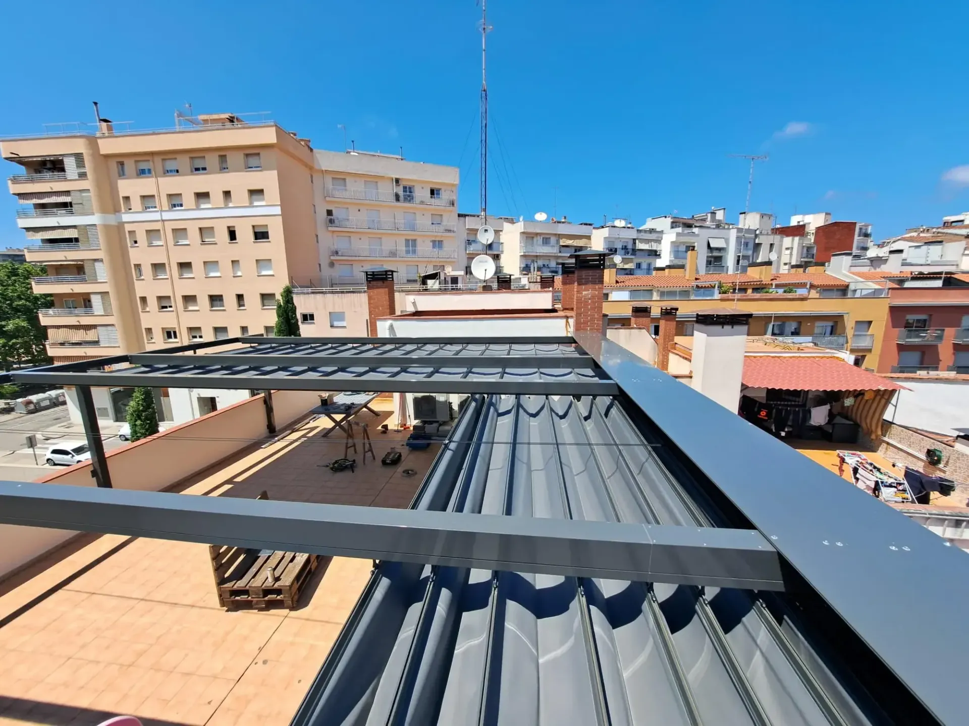 Una vista de una ciudad desde el tejado de un edificio.