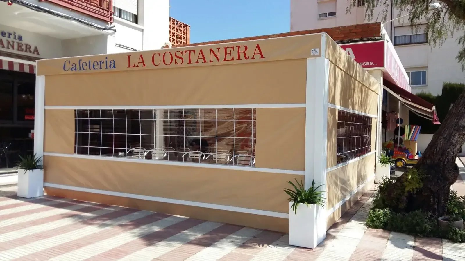 Un edificio con un cartel que dice cafetería la costanera
