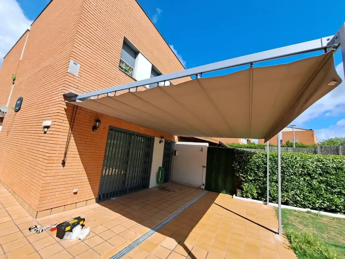 Una casa de ladrillo con un patio cubierto con un dosel.