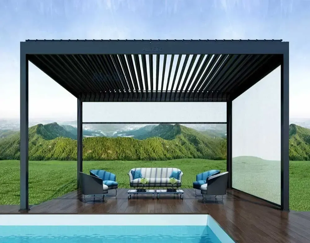 Una pérgola con vistas a una piscina con un sofá y sillas debajo.