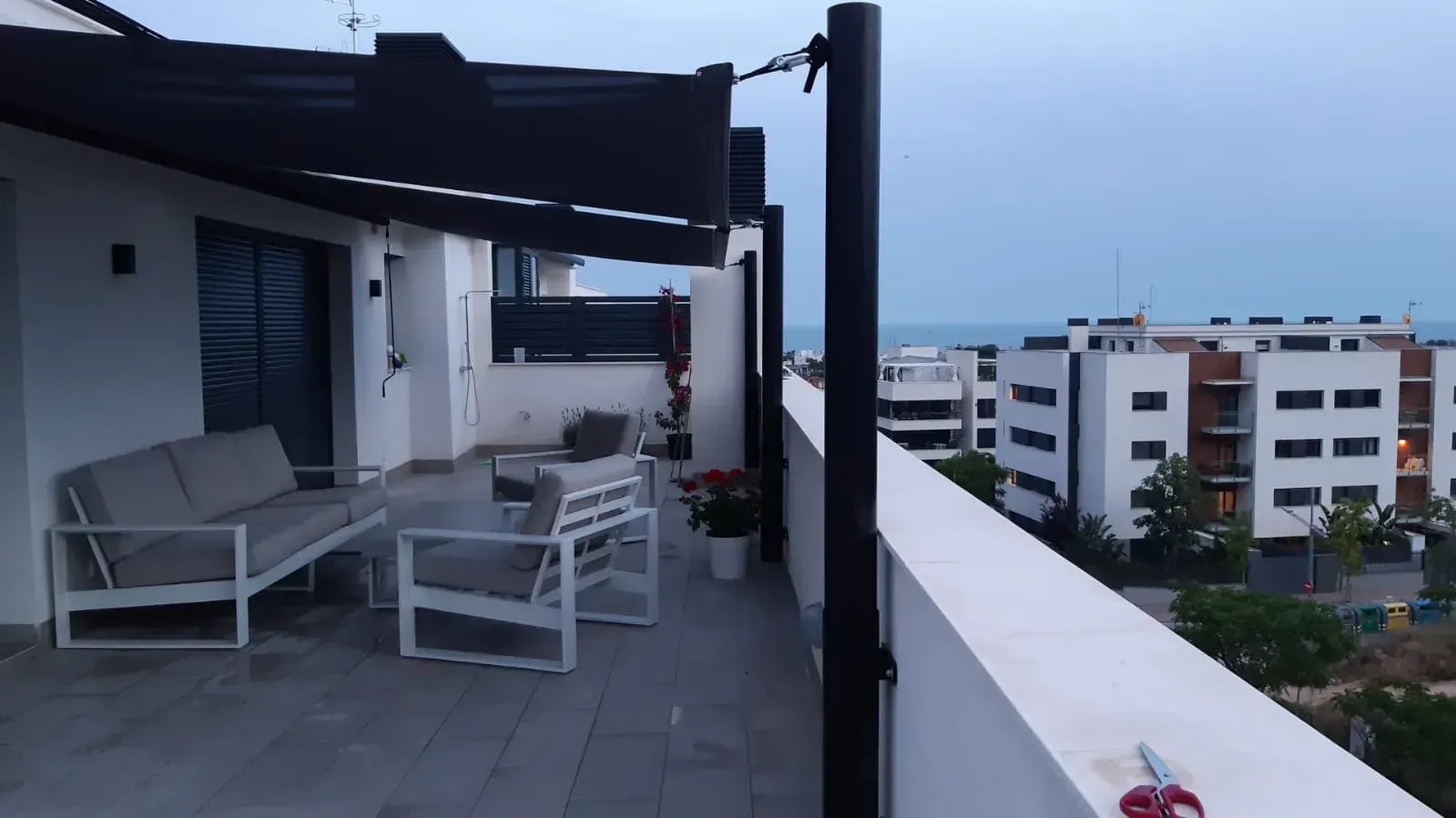 Un balcón con un sofá y sillas.