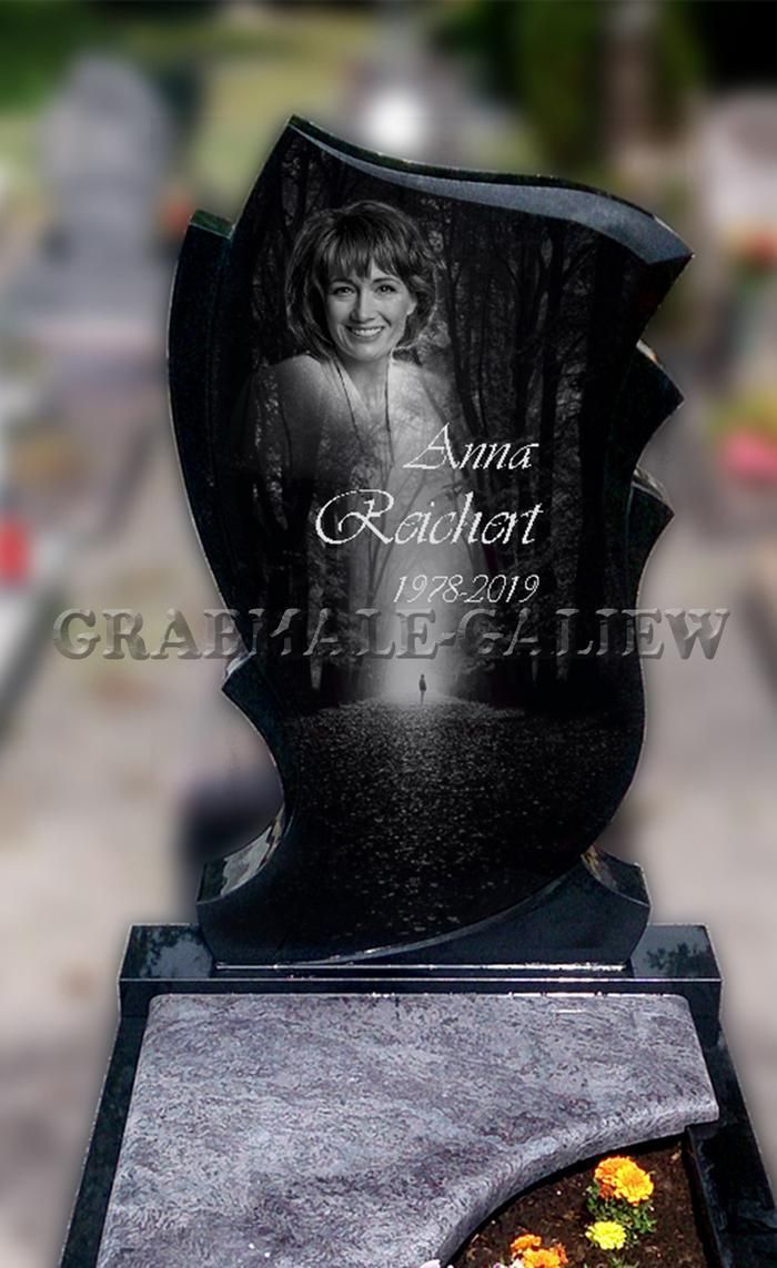 Ein schwarzer Grabstein mit dem Bild einer Frau darauf