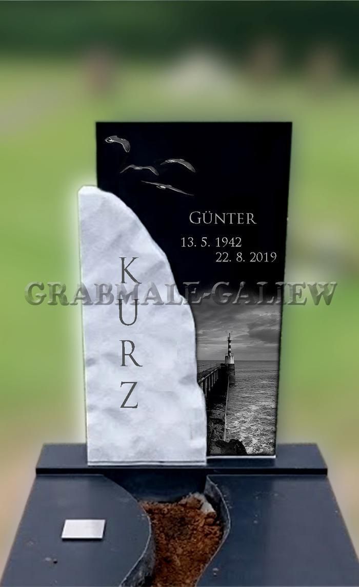 Ein schwarz-weißer Grabstein mit einem Bild eines Bootes darauf