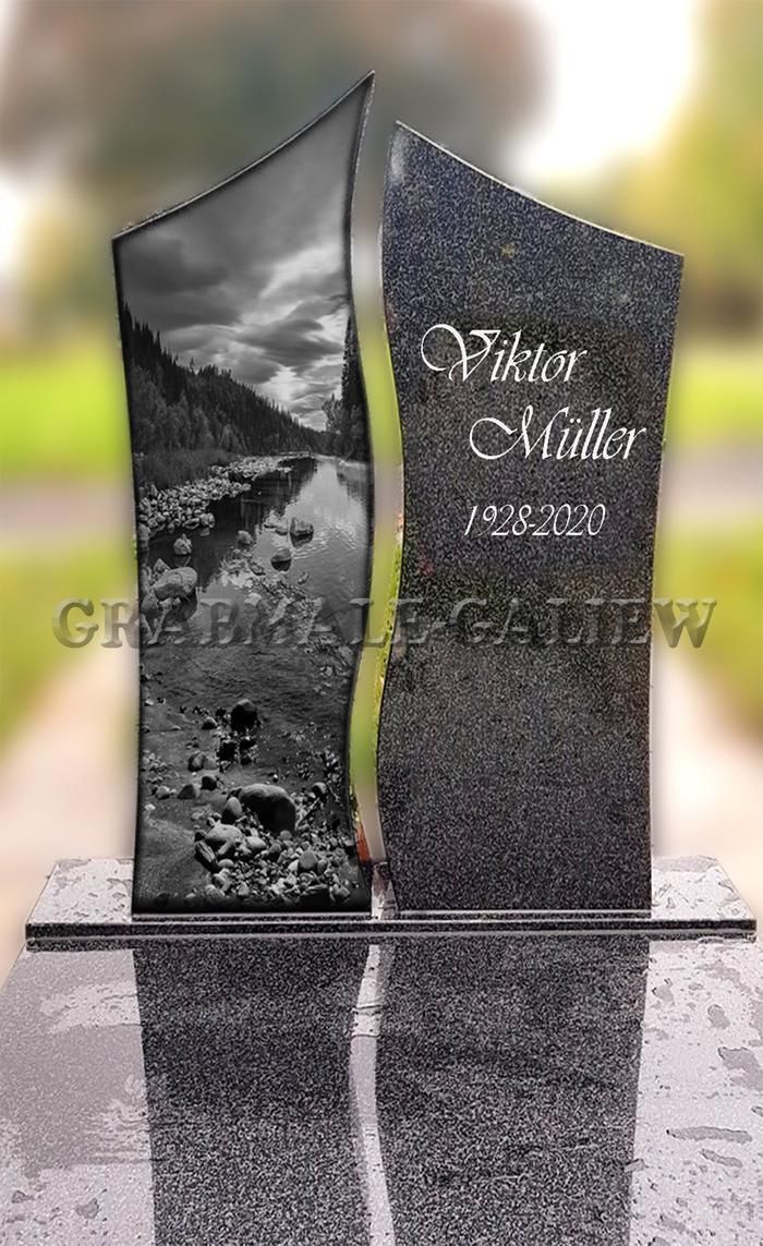 Ein Schwarzweißfoto eines Grabsteins mit einem Fluss im Hintergrund.