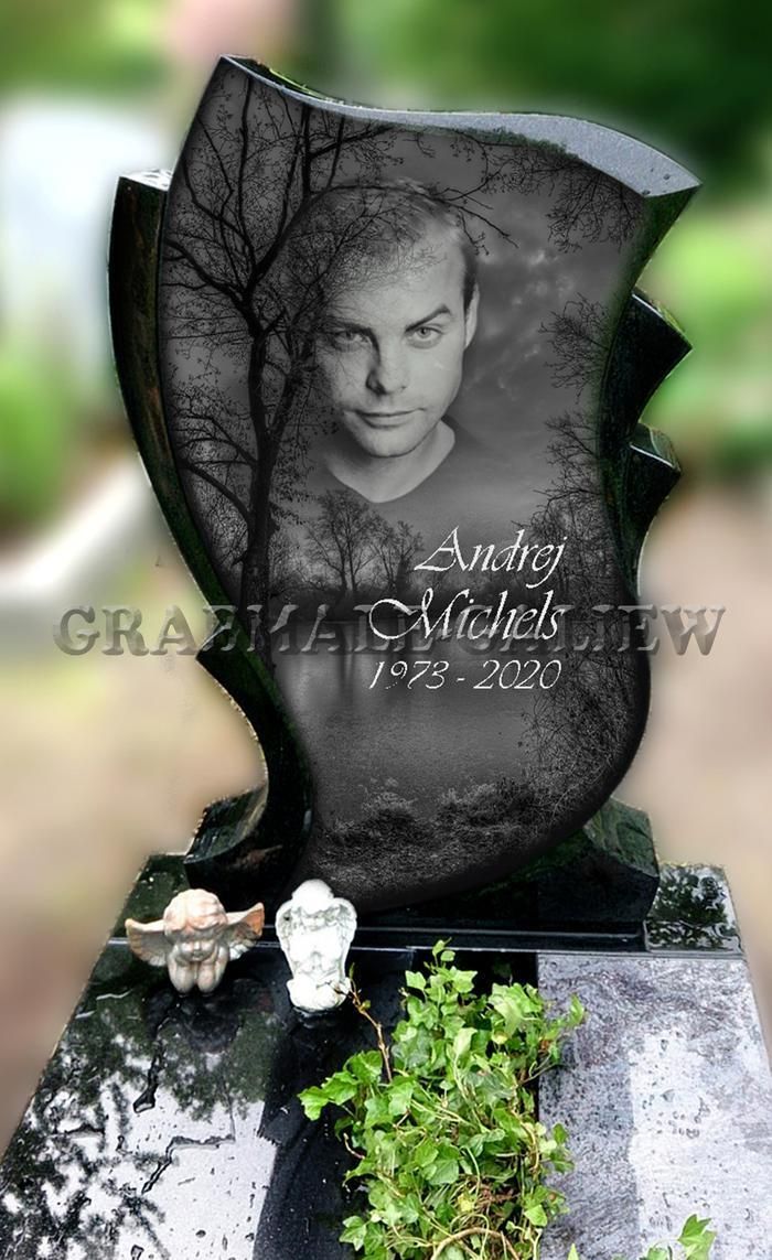 Ein schwarzer Grabstein mit dem Bild eines Mannes darauf.