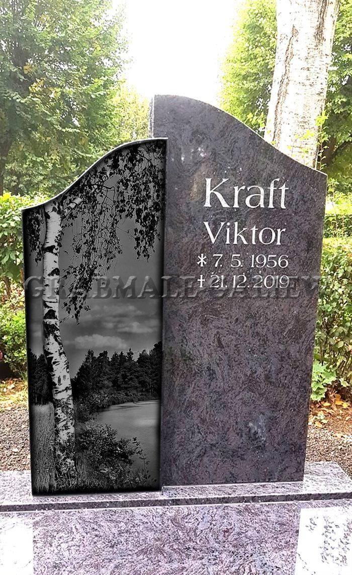 Ein Grabstein mit dem Bild eines Baums auf einem Friedhof.