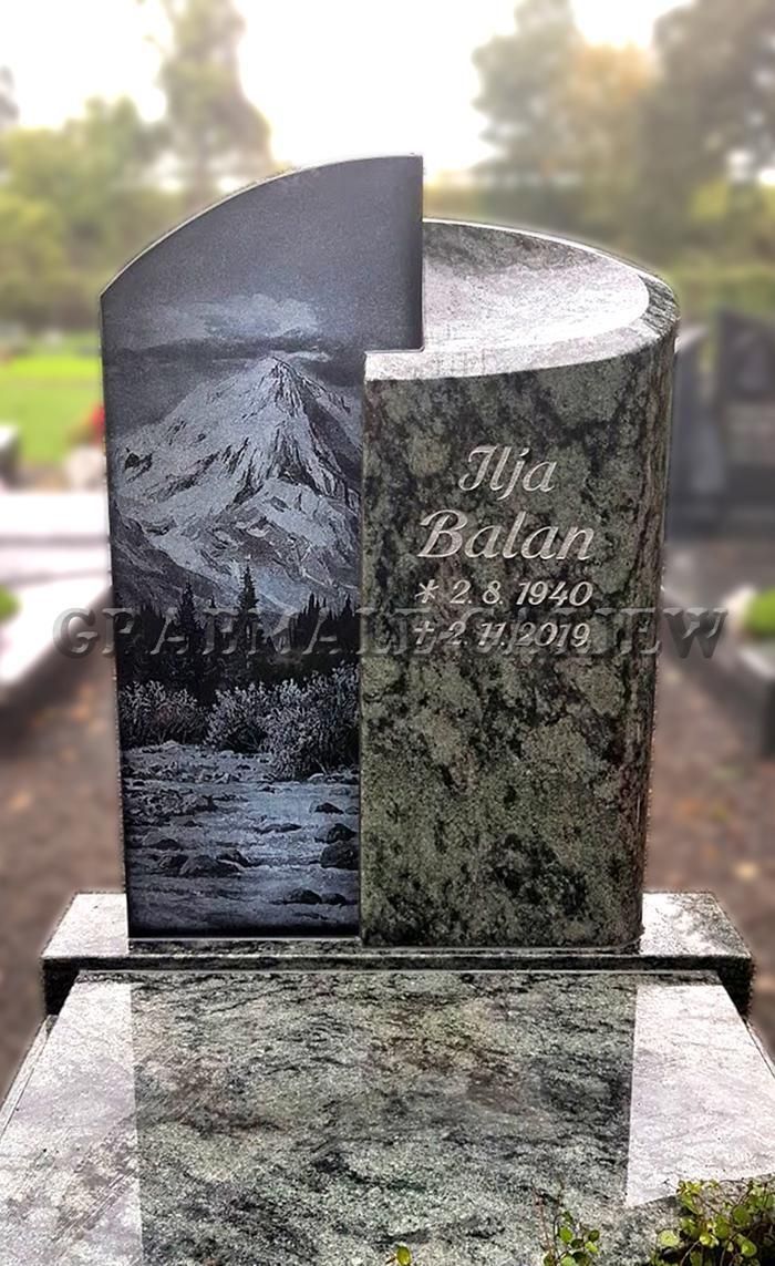 Ein Grabstein mit der Abbildung eines Berges auf einem Friedhof.