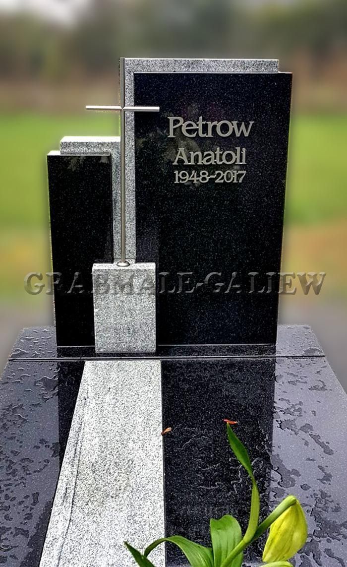 Ein schwarz-weißer Grabstein mit dem Namen Petrow darauf