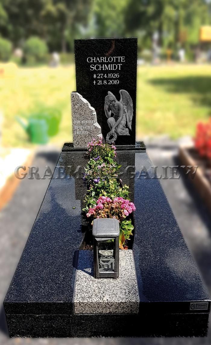 Ein Grab mit Blumen und einer Laterne darauf