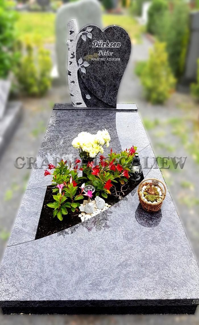 Ein Grab mit Blumen und einem Herzen darauf