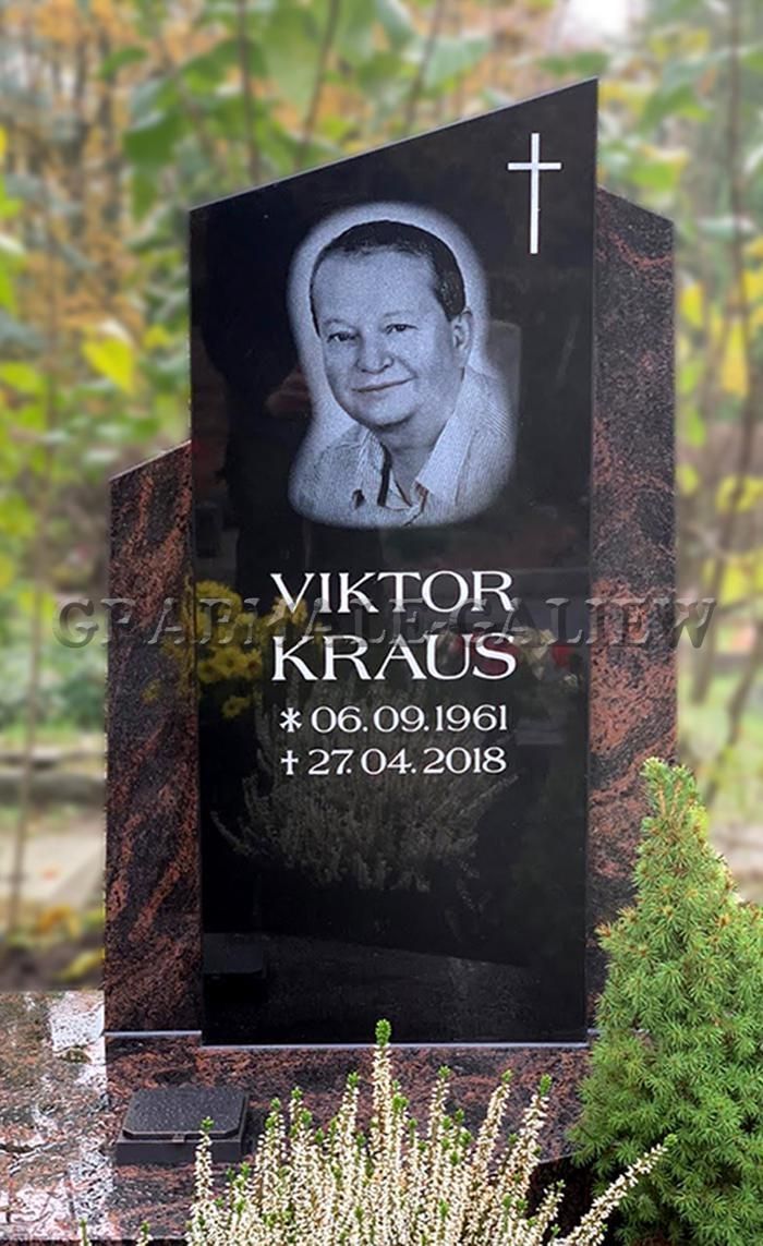 Ein schwarzer Grabstein mit dem Bild eines Mannes und einem Kreuz darauf.