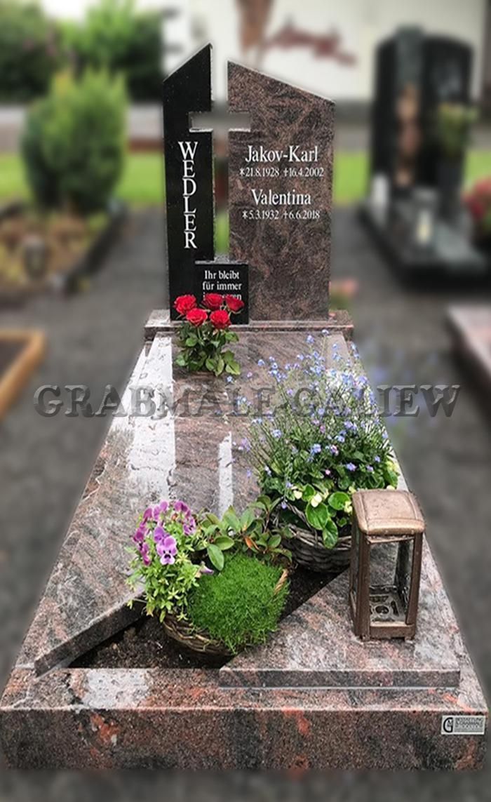 Ein Grab mit Blumen und einer Laterne darauf.