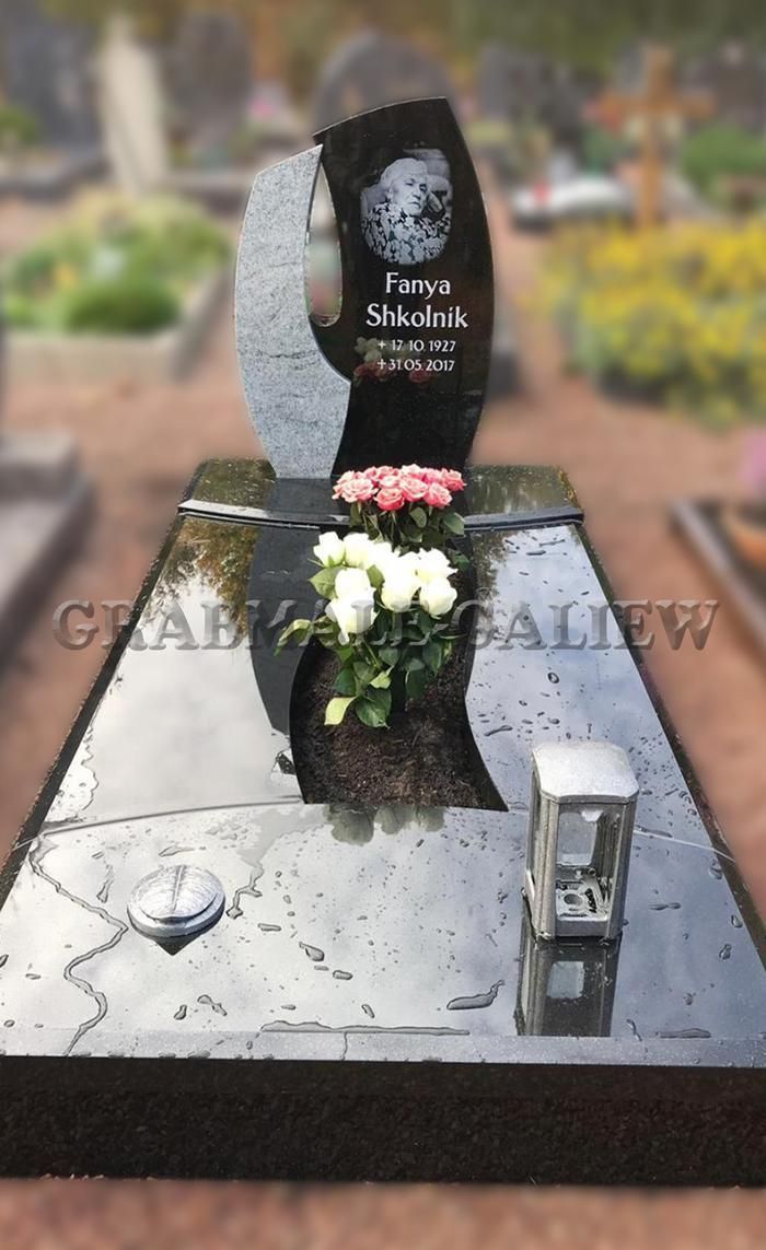 Ein Grab mit Blumen und einer Laterne darauf