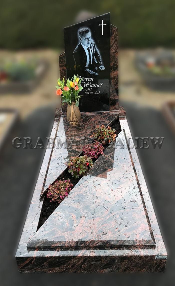 Ein Grab mit einem Bild eines Mannes und einem Kreuz darauf