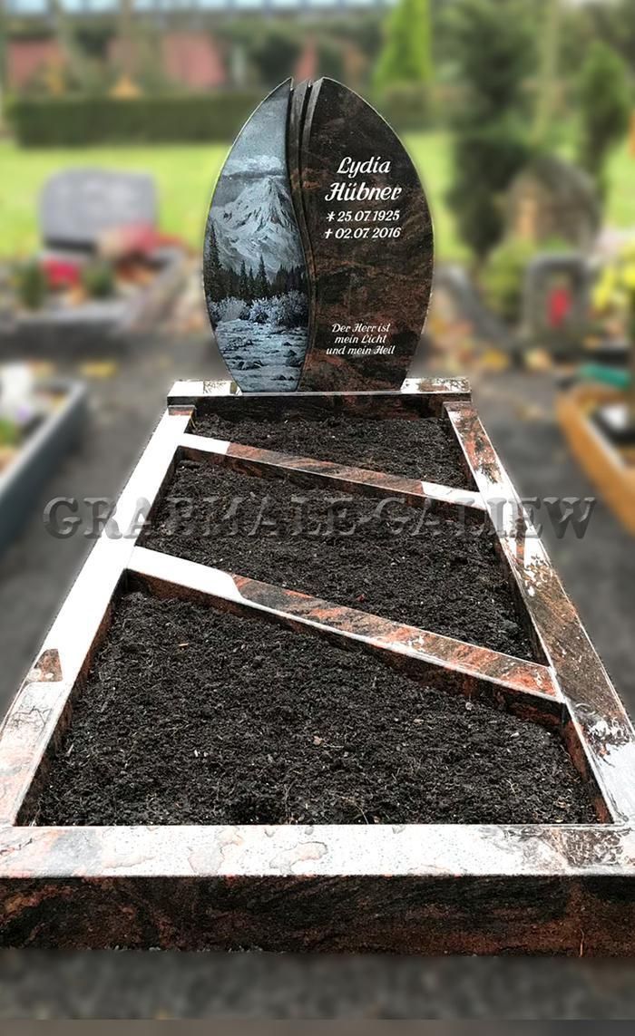 Ein Grabstein auf einem Friedhof mit einem pyramidenförmigen Grabstein.