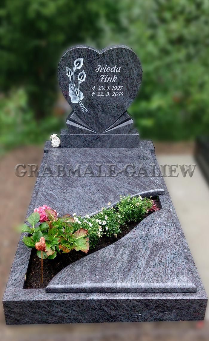 Ein herzförmiger Grabstein mit Blumen darin