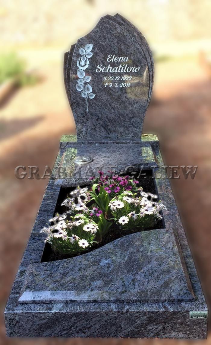 Ein blauer Grabstein mit Blumen im Grab.