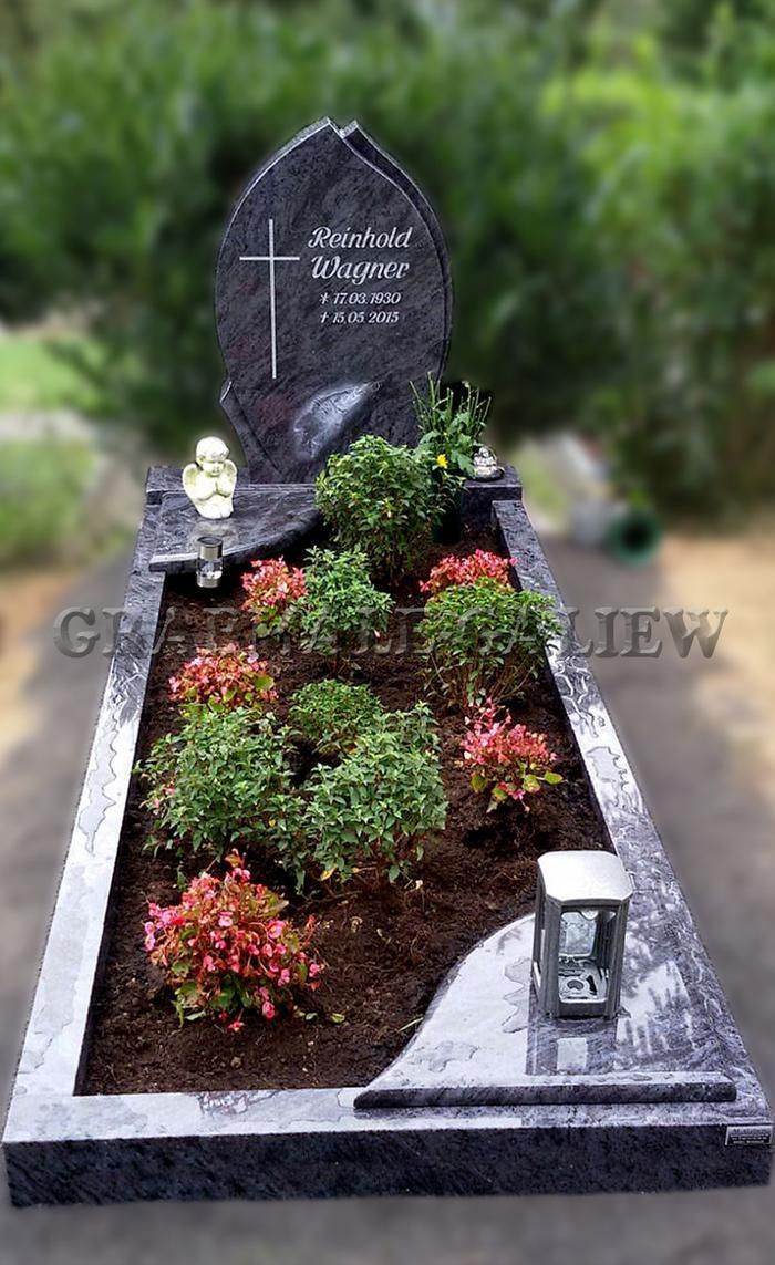 Ein Grab mit Blumen und einer Laterne darauf