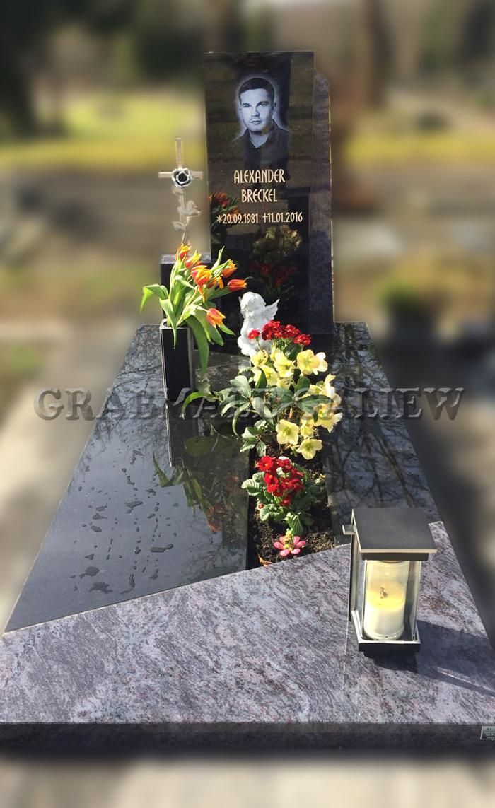 Ein Grab mit Blumen und einer Laterne darauf