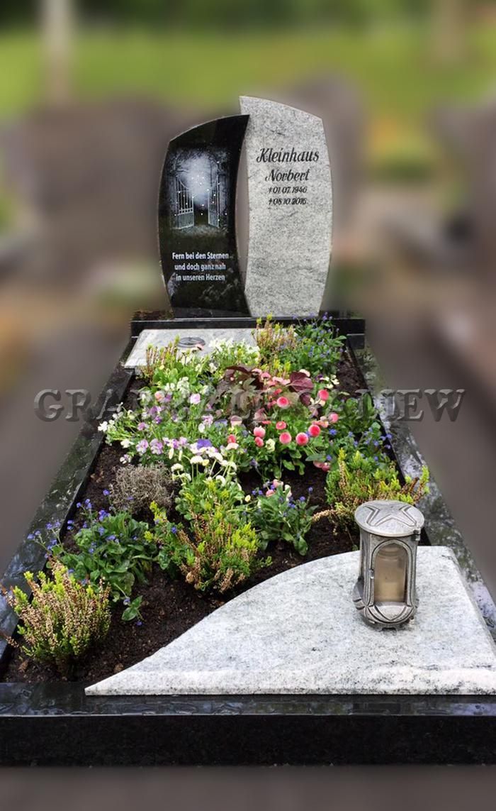 Ein Grab mit Blumen und einer Laterne darauf.