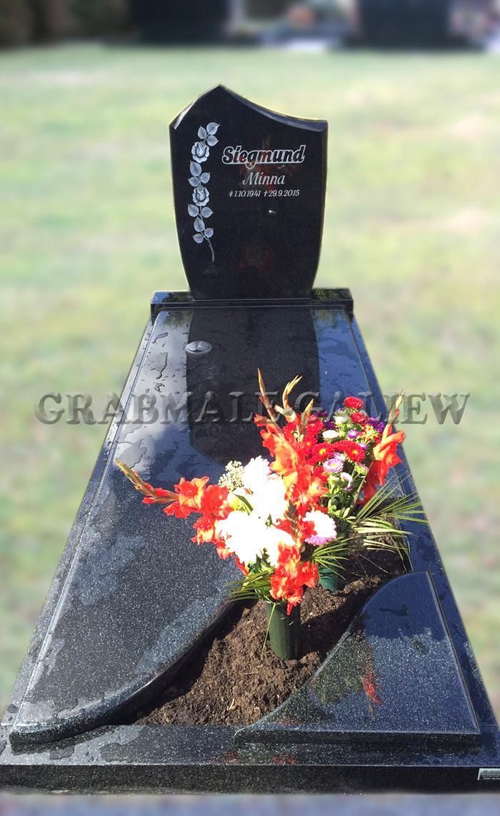 Ein schwarzer Grabstein mit dem Namen Stephani darauf