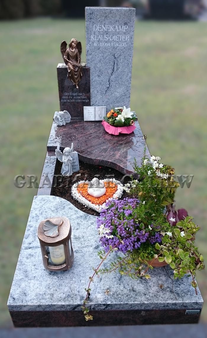 Ein Grab mit Blumen und einer Laterne darauf