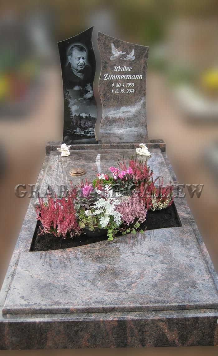 Ein Grab mit Blumen und einem Bild eines Mannes darauf