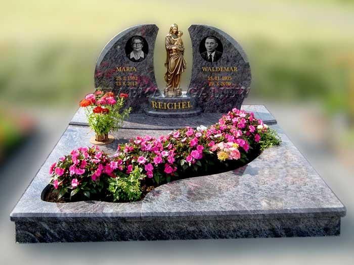 Ein Grab mit Blumen und einer Jesusstatue