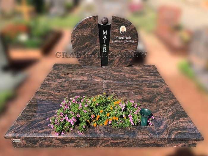 Ein Grab auf einem Friedhof mit Blumen darauf