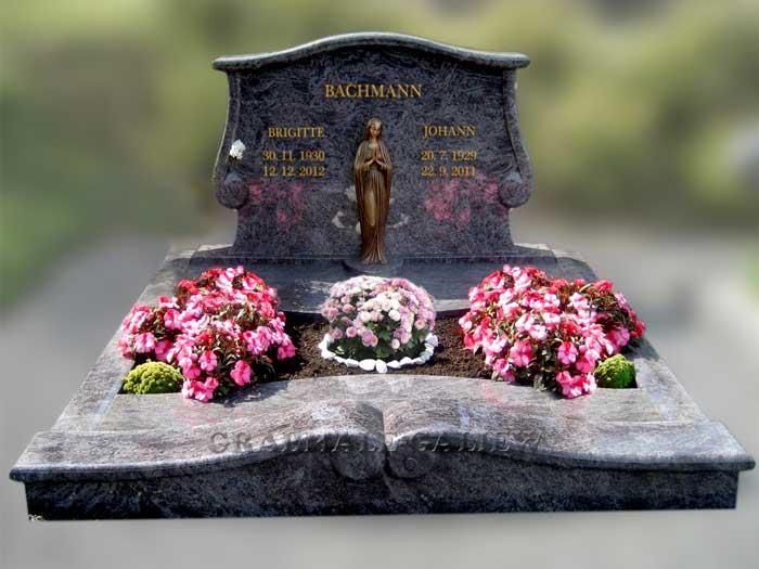 Ein Grab mit Blumen und einer Statue mit der Aufschrift Bachmann