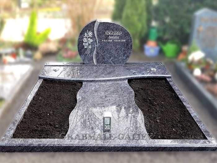 Ein Grabstein auf einem Friedhof mit einer Uhr darauf.