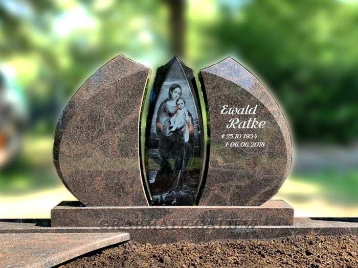 Ein Grabstein mit dem Bild einer Frau, die ein Baby hält.