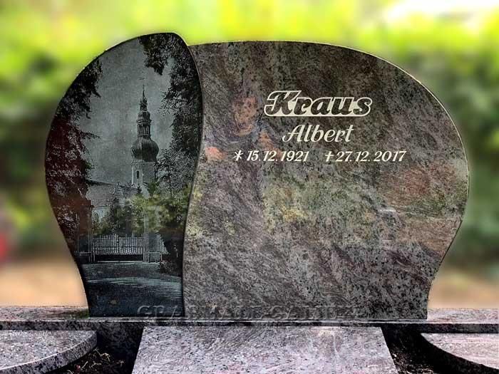 Ein Grabstein mit dem Bild einer Kirche darauf.