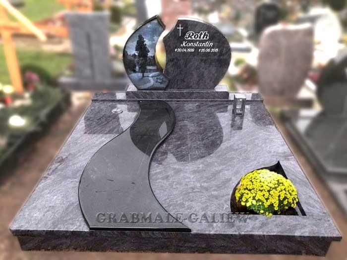 Ein Grab auf einem Friedhof mit einer gelben Blume in der Mitte