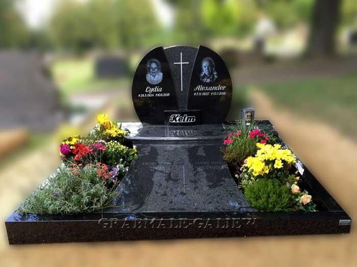 Ein Grab mit Blumen und einem Kreuz darauf