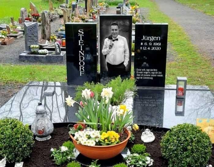 Ein Grab mit dem Bild eines Mannes darauf