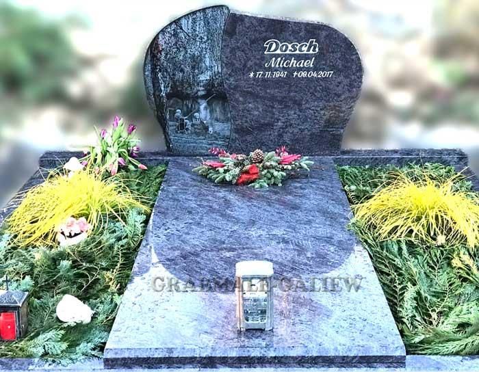 Ein Grab mit Blumen und einer Kerze darauf