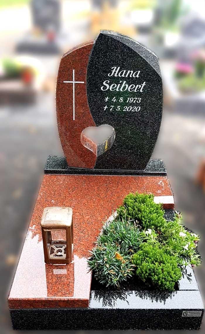 Ein Grabstein mit einem Kreuz und einem Herz darauf
