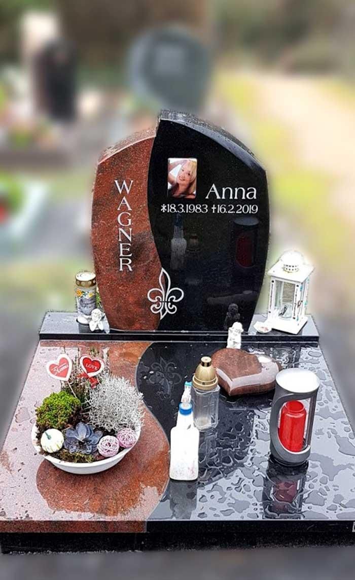 Auf einem Friedhof steht ein Grabstein mit dem Bild einer Person.