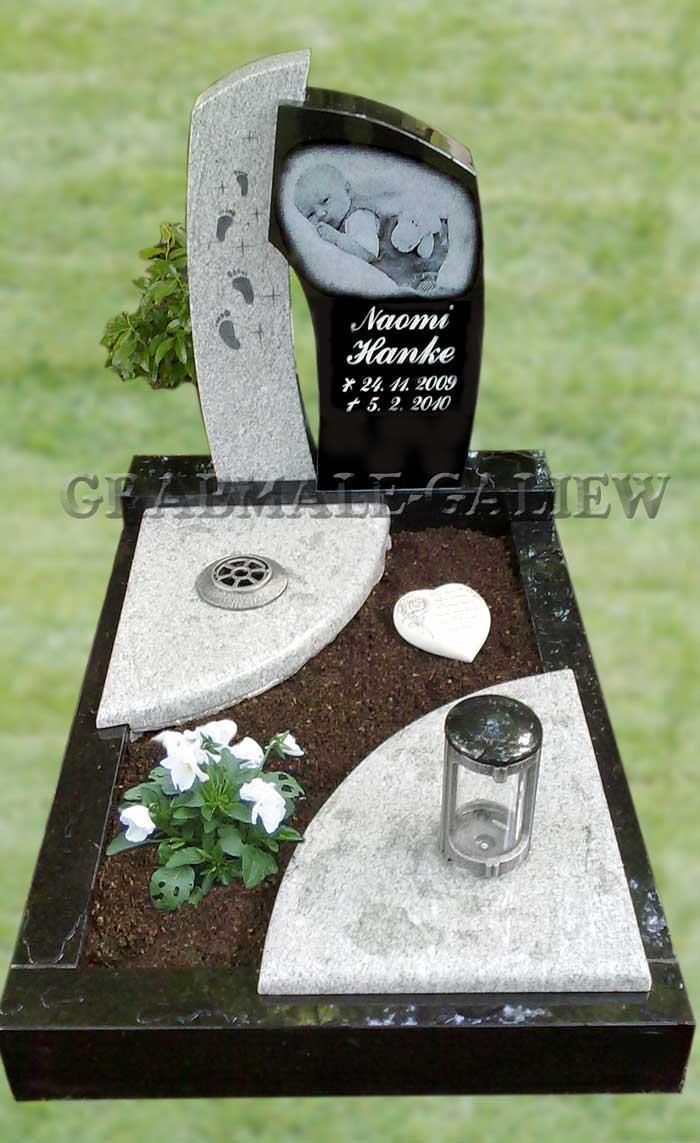 Ein Grabstein mit dem Bild eines Babys darauf.